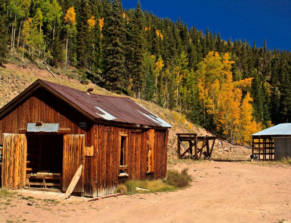 Midwest Mine along the Bachelor Loop Road (photo by Ed Knight)